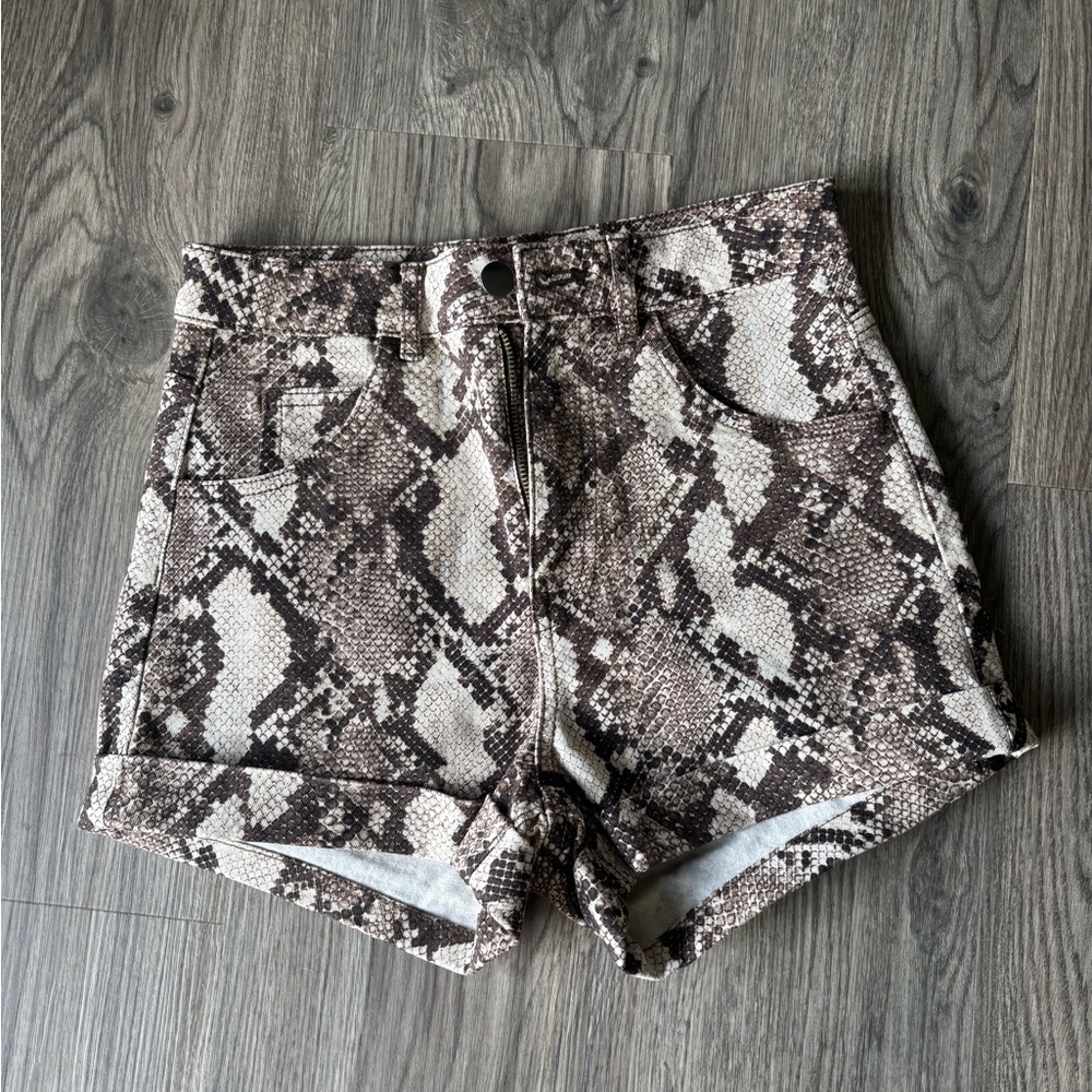⭐️H&M High Waist Snake Print Shorts 6 NWOT